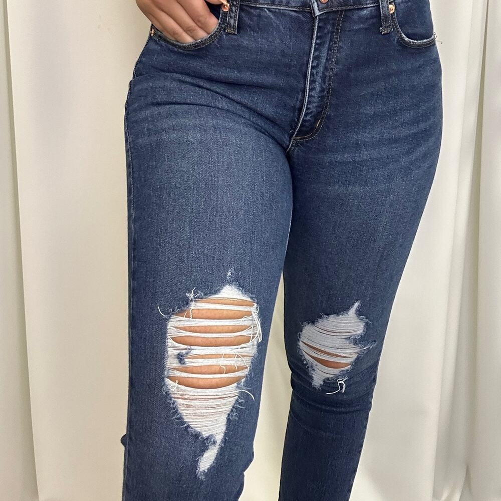 Women's Universal Threads Medium Wash with Destressing on Knees Jeans 8